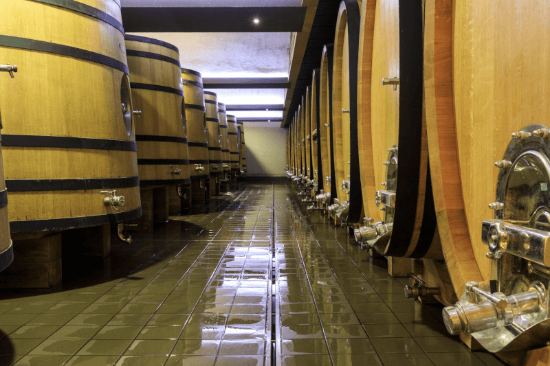 Källaren med trätankar och fat Källaren med trätankar och fat