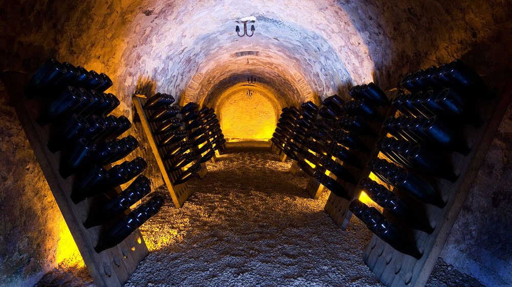 Champagneflaskor i källarvalvet