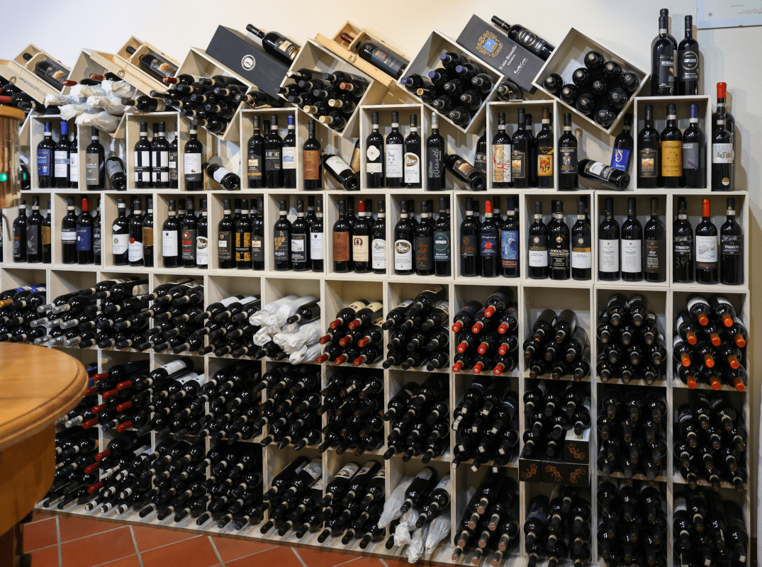 Vinregal med flaskor